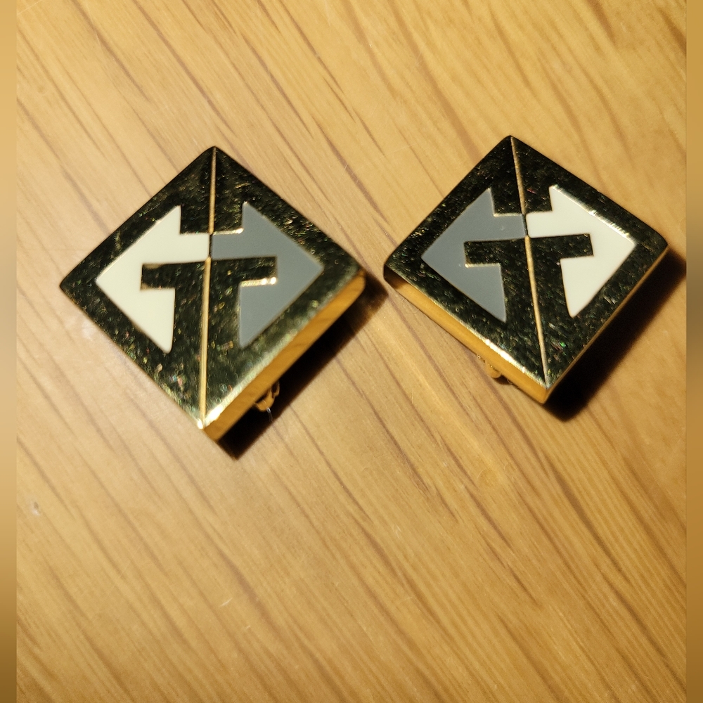 Givenchy Paris 1977 Signed Gold Tone Clip-on Earrings - Picture 2 of 5